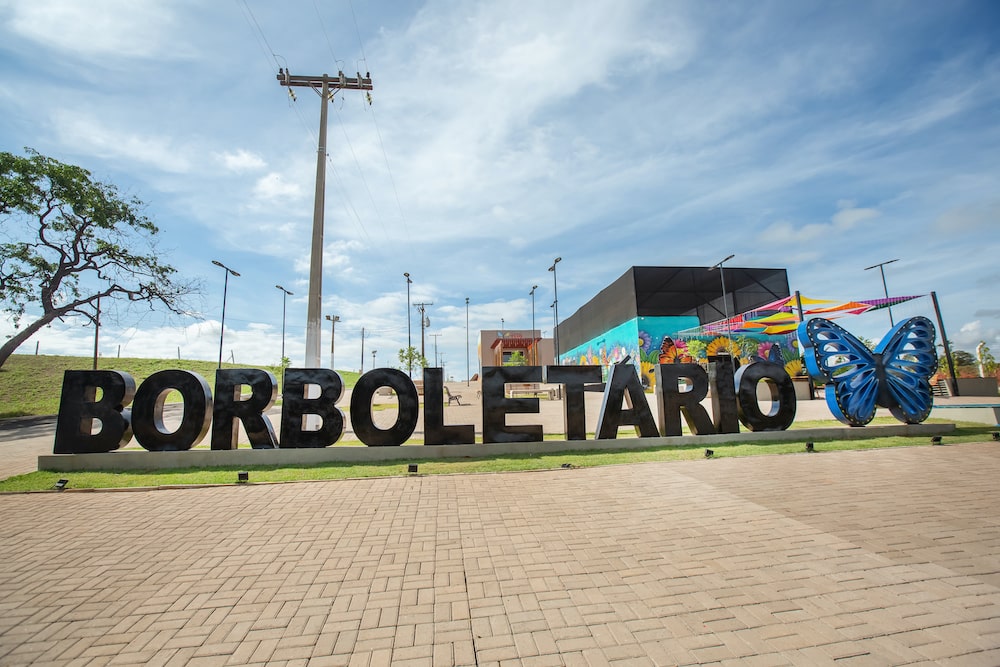 Entrada do Borboletário Municipal de Urânia cercada por natureza